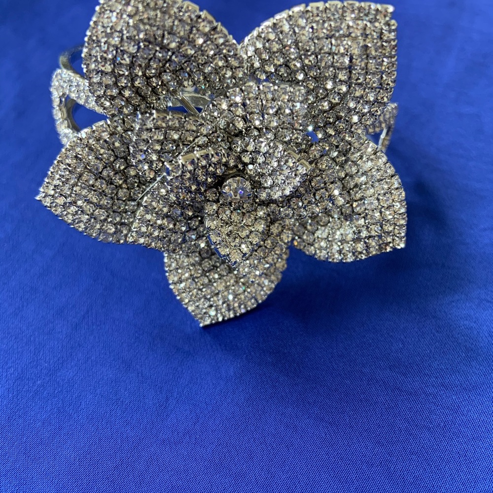 Gorgeous Rhinestone flower bracelet! - Picture 10 of 10